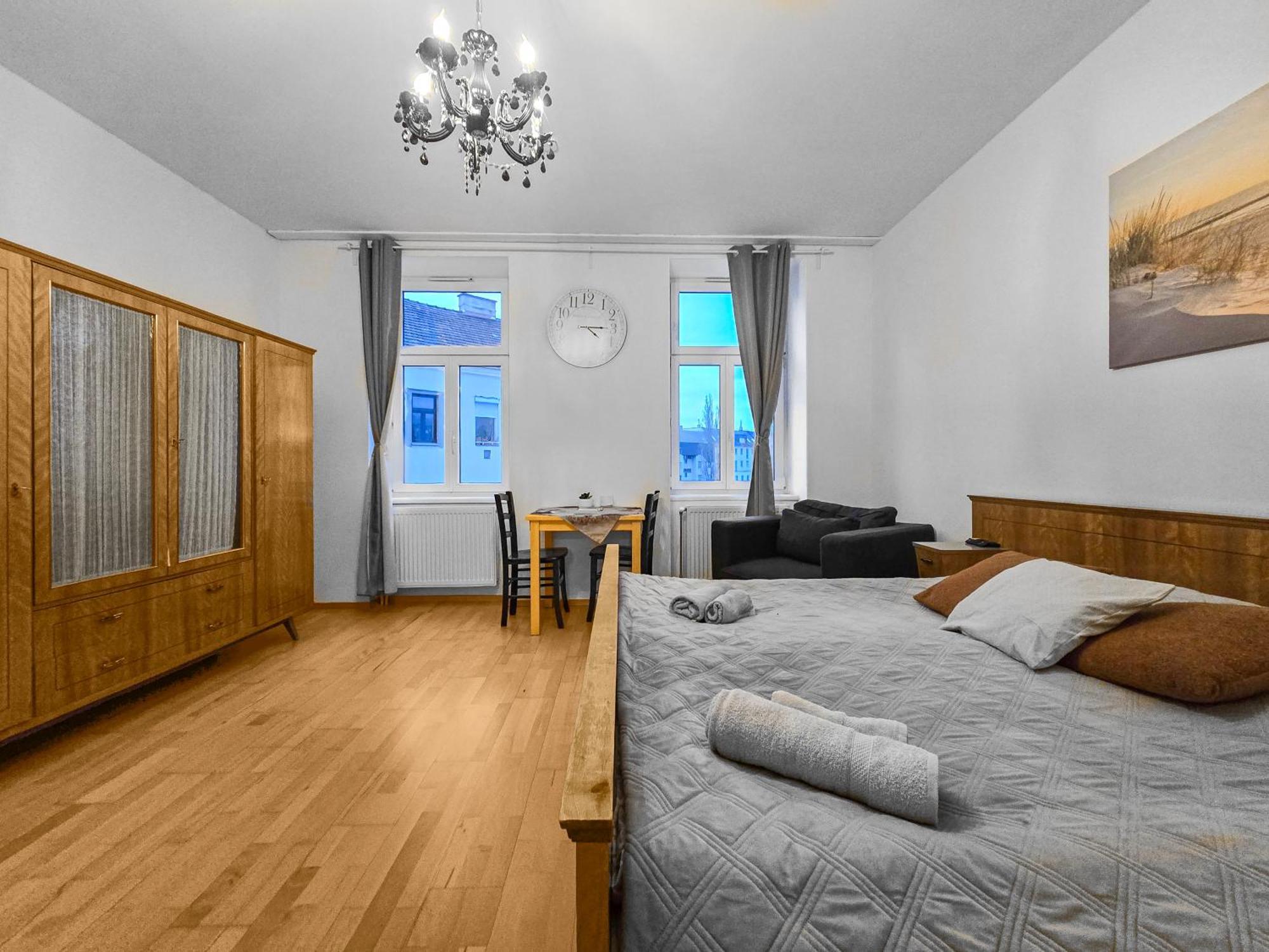 Three-bedroom, Three King-size Bed Retreat * Viena